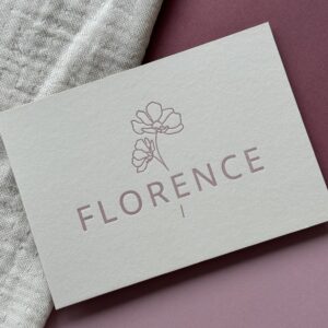 Geboortkaartje Florence met twee bloemen in oudroze kleur.