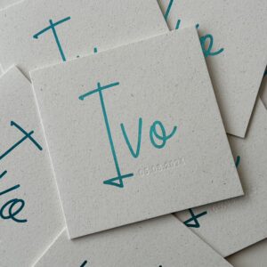 Geboortekaartje Ivo met zijn naam in handgeschreven letters. Gedrukt in turquoise folie en zijn geboortedatum als blinddruk.