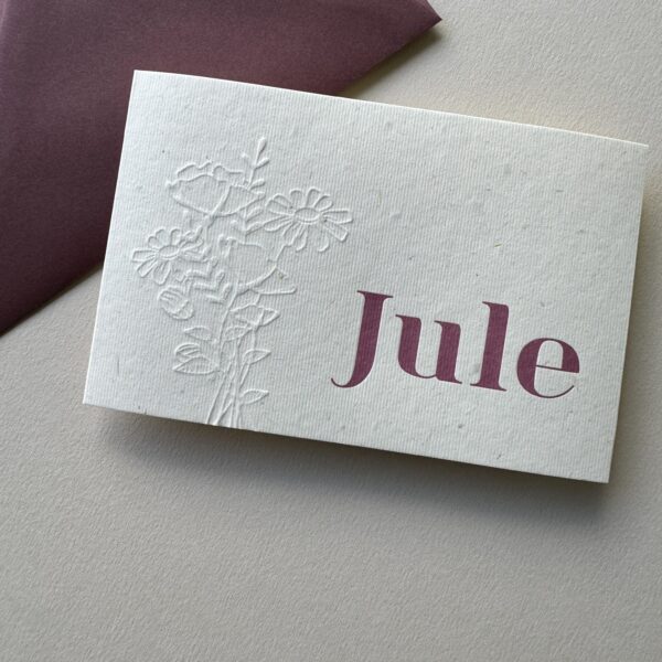 Geboortekaartje van Jule. Haar naam in de rechter onderhoek letterpress gedrukt in een diep donkerroze kleur. Links een plukboeket in reliëfdruk.