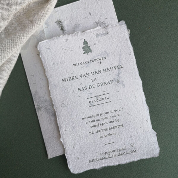 Luxe trouwkaart gedrukt in een donkergroene kleur op handgeschept asparaguspapier