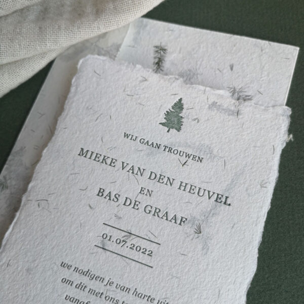 Close up van een luxe trouwkaart op handgeschept asparagus paper